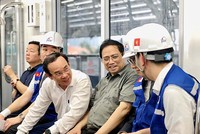 Thủ tướng Phạm Minh Chính và Bí thư Nguyễn Văn Nên cùng lãnh đạo TP.HCM đi thử tàu metro Bến Thành - Suối Tiên vào ngày 15/4. Ảnh: Lê Toàn.