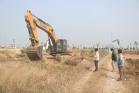 Công tác giải phóng mặt bằng của Dự án Đầu tư Hạ tầng Khu Đô thị mới Nam Thành phố Tuy Hòa (Giai đoạn 1, đợt 2) đã hoàn thành. Trong ảnh: lực lượng chức năng TP. Tuy Hòa tiến hành tháo dỡ diện tích đất lấn chiếm trái phép của hộ dân. Ảnh: Khánh Diêu.