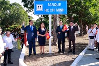 Chủ tịch Quốc hội Vương Đình Huệ thực hiện nghi thức tại Lễ đổi tên công viên Hồ Chí Minh và đặt bảng giới thiệu về thân thế, sự nghiệp của Chủ tịch Hồ Chí Minh. (Ảnh: Doãn Tấn).