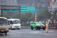 Lực lượng CGST dừng kiểm tra và xử lý xe khách vi phạm trật tự an toàn giao thông tại đường Phạm Hùng (Hà Nội). (Ảnh: Phạm Kiên/TTXVN).