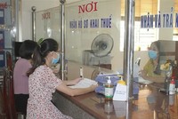 Làm thủ tục nộp thuế. (Nguồn: TTXVN).