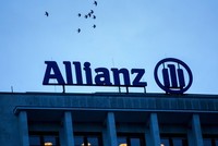 Allianz đứng ngoài quan sát chờ rẽ lối