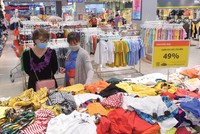 Người dân đang có xu hướng "thắt lưng buộc bụng" khi thu nhập giảm.