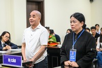 Vợ chồng bị cáo Hiển tại phiên tòa sơ thẩm.