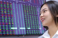 Thị trường chứng khoán trong nước kỳ vọng sẽ hưởng lợi từ hàng loạt chính sách thúc đẩy kinh tế vừa được ban hành.