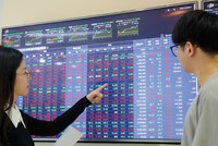 Các cổ phiếu có khả năng mang lại lợi nhuận kép từ cổ tức và chênh lệch giá đang được nhà đầu tư săn lùng.