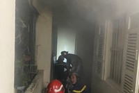 Lực lượng chức năng triển khai các biện pháp dập lửa. (Ảnh: Mạnh Khánh/TTXVN).