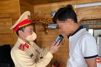 Lái tàu Đ.Đ.H bị phát hiện vi phạm nồng độ cồn. (Nguồn: Báo Công an Nhân dân).