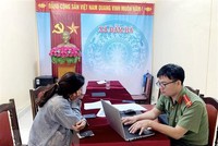 Công an huyện Đầm Hà (Quảng Ninh) làm việc với các cá nhân. (Ảnh: TTXVN phát)