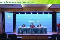 Chủ tịch Hội đồng Quản trị An Phát Holdings Phạm Ánh Dương giải đáp các câu hỏi của cổ đông.