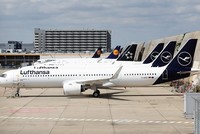 Máy bay của hãng hàng không Lufthansa tại sân bay Frankfurt, Đức. (Ảnh: AFP/TTXVN)