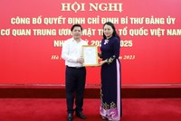 Bí thư Đảng ủy Khối các cơ quan Trung ương Nguyễn Văn Thể trao quyết định cho bà Nguyễn Thị Thu Hà. (ảnh: MTTQ Việt Nam).