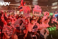 Các cử tri ủng hộ đảng Quyền lực nhà nước nhân dân (PPRP) có mặt buổi vận động tranh cử cuối cùng trước thềm Tổng tuyển cử tại Trung tâm Thanh thiếu niên Bangkok hôm 12/5/2023. Ảnh: VOV - Bangkok.