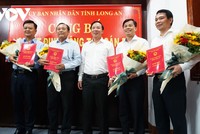 Ông Nguyễn Văn Út, Chủ tịch UBND tỉnh Long An (đứng giữa) trao quyết định về công tác cán bộ.