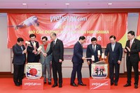 Các đại biểu cùng tham gia vào nghi thức Kagamibiraki chào mừng đường bay Vietjet đến Hiroshima.