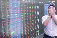 Giá cổ phiếu giảm mạnh khiến nhiều nhà đầu tư chán nản, không thiết tham dự đại hội cổ đông.