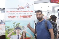 Hành khách hào hứng với chuyến bay đầu tiên kết nối Hà Nội - Phuket.