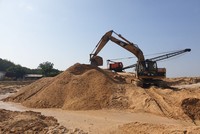 Việc tìm đủ nguồn cát xây dựng đang là nỗi lo của chủ đầu tư các dự án đường cao tốc tại Đồng bằng sông Cửu Long. (Ảnh: Việt Hải).