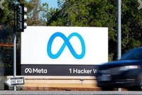 Biểu tượng của Công ty Meta, đơn vị chủ quản mạng xã hội Facebook, tại trụ sở công ty ở Menlo Park, California (Mỹ). (Ảnh: AP/TTXVN)