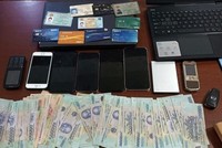 Tang vật một vụ án cá độ bóng đá. (Ảnh: TTXVN phát)