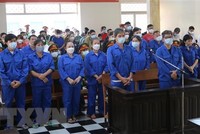 Các bị cáo tại phiên tòa ngày 24/5. (Ảnh: Công Mạo/TTXVN)