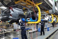 Dây chuyền sản xuất tại nhà máy lắp ráp ô tô Trường An ở Hợp Phì, tỉnh An Huy, Trung Quốc. (Ảnh: THX/TTXVN)