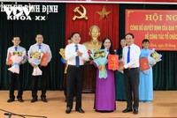 Lãnh đạo Tỉnh ủy, UBND tỉnh Bình Định trao các quyết định cho Bà Đỗ Thị Diệu Hạnh, tân Giám đốc Sở Lao động Thương binh và Xã hội tỉnh Bình Định.