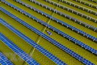 Công nhân điện kiểm tra các tấm năng lượng mặt trời tại nhà máy điện mặt trời ở Hải An, tỉnh Giang Tô, Trung Quốc. (Ảnh: AFP/TTXVN).