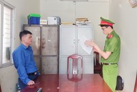 Cơ quan chức năng đọc các Quyết định, Lệnh tố tụng đối với bị can Phạm Văn Nam. Ảnh: Công an Bắc Giang.