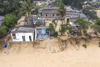 Bờ biển ở thị xã Đức Phổ bị sạt lở nghiêm trọng đe dọa đến các hộ dân.