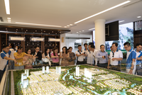 Khách hàng tham quan sa bàn tại sự kiện giới thiệu Five Star Eco City,