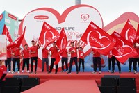 Ban Giám đốc Dai-ichi Life Việt Nam thực hiện nghi thức Phất cờ khai mạc Sự kiện Kết Nối Dai-ichi Life Cung Đường Yêu Thương 2023.