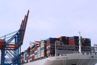 Bối cảnh khó khăn của kinh tế toàn cầu đang tác động đến Việt Nam.