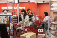 Người dân mua hàng tại siêu thị ở Oregon (Mỹ). (Ảnh: THX/TTXVN)