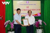 Ông Phạm Thiện Nghĩa, Chủ tịch UBND tỉnh Đồng Tháp trao quyết định cho ông Đoàn Tấn Bửu.