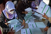 Các tình nguyện viên kiểm tra phiếu bầu trước cuộc tổng tuyển cử, tại Bangkok, Thái Lan, ngày 13/5/2023. (Ảnh: AFP/TTXVN)