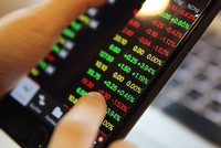 Làm tốt công tác truyền thông về thị trường chứng khoán sẽ bảo vệ nhà đầu tư khỏi ảnh hưởng tiêu cực của tin đồn, tin giả.