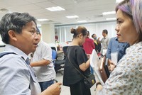 Tác giả (bìa phải) đang phỏng vấn trái chủ một doanh nghiệp mất khả năng thanh toán.