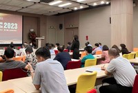 Để đưa tin về đại hội cổ đông, đôi khi nhà báo phải tiếp cận với tư cách… cổ đông.