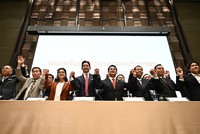 Ứng viên Thủ tướng Thái Lan, lãnh đạo đảng Tiến bước (MFP) Pita Limjaroenrat (thứ 4, trái) và các đối tác trong liên minh cầm quyền đạt thỏa thuận thành lập Chính phủ mới, tại Bangkok ngày 18/5/2023. (Ảnh: AFP/TTXVN)