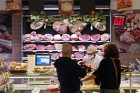 Khách hàng mua hàng hoá tại siêu thị ở Rome, Italy. (Ảnh: THX/TTXVN)