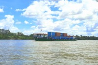 Một sà lan vận chuyển container trên sông Tiền.