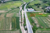 Sau khi “no” cát, đoàn xe lách qua trạm cân và camera giám sát bằng lối cho các xe vào mỏ cát.