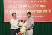Chủ tịch UBND tỉnh Đoàn Anh Dũng chúc mừng ông Nguyễn Quốc Nam (phải), tân Giám đốc Sở Giao thông vận tải (Ảnh: Tr.T)