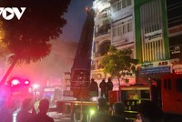 Nhiều xe cảnh sát cùng hàng chục cán bộ chiến sĩ PCCC có mặt tại hiện trường (Ảnh: Hoành Minh)