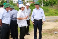 Ông Tạ Anh Tuấn, Chủ tịch UBND tỉnh Phú Yên (bìa phải) trong chuyến kiểm tra địa điểm dự kiến quy hoạch xây dựng nhà ở xã hội tại phường Hòa Vinh, thị xã Đông Hòa. Ảnh: Ngọc Hoàng.