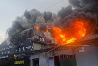 Cháy gara ô tô xảy ra ở Hà Nội.