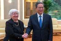 Thủ tướng Trung Quốc Lý Cường tiếp Bộ trưởng Tài chính Mỹ Janet Yellen tại Đại lễ đường Nhân dân ở Bắc Kinh. (Ảnh: AFP)