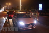 Lực lượng Cảnh sát Giao thông tỉnh Quảng Trị kiểm tra nồng độ cồn đối với người điều khiển xe ôtô. (Ảnh: Nguyên Lý/TTXVN)