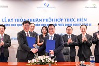 Ông Nguyễn Thanh Tùng – Tổng Giám đốc Vietcombank (bên phải) và ông Dương Văn Thanh – Tổng Giám đốc VSDC ký kết thỏa thuận phối hợp.
